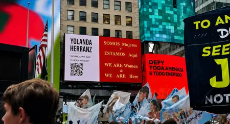 Times-Square-yolanda-herranz-somos-mujeres-y-estamos-aqui-julio-2026